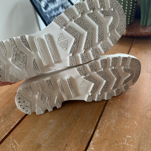 Like new palladium sneakers with red detail - Picture 5 of 5